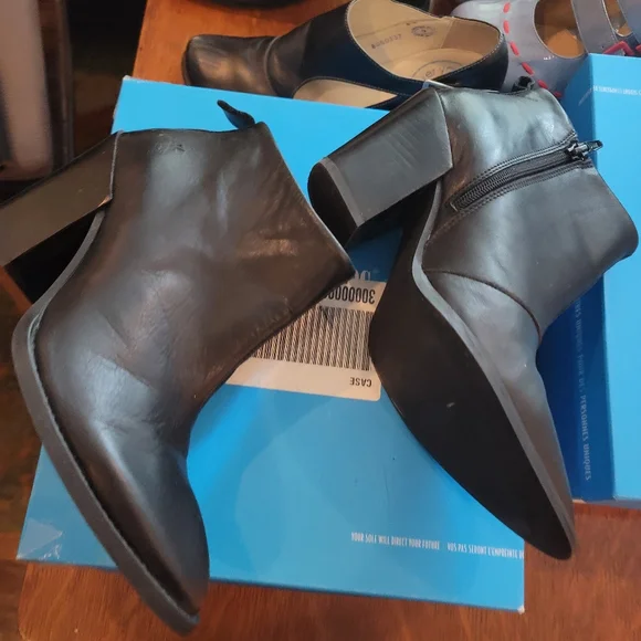 John Fluevog Room 406 (9) - Picture 2 of 7